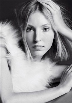 Ella Richards image